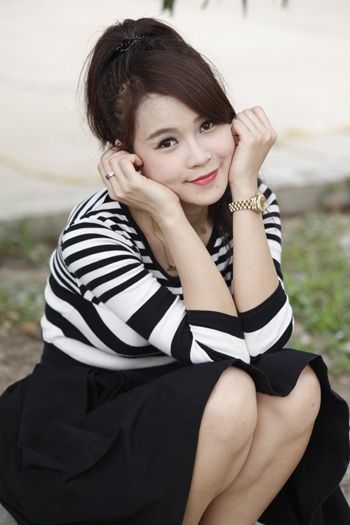 Hot girl Sam thu hút sự chú ý tại trường cũ