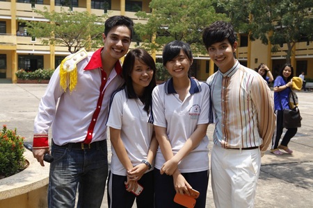 Hot girl Sam thu hút sự chú ý tại trường cũ