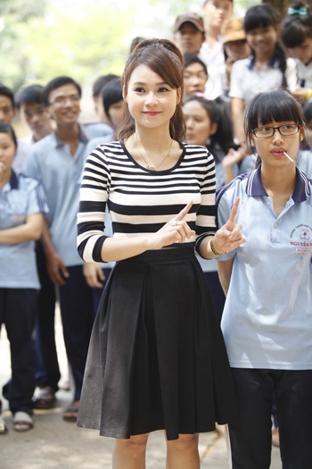 Hot girl Sam thu hút sự chú ý tại trường cũ