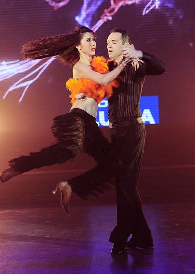 Lan Phương tỏa sáng trên nền nhạc Michael Jackson - 1 Lan Phương tỏa sáng trên nền nhạc Michael Jackson