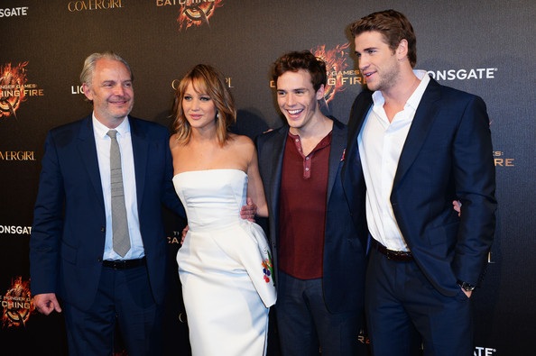 Kiều nữ 9X giành giải Oscar liên tục thay váy áo tại LHP Cannes - 6 VN