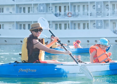 Thúy Hạnh cùng con gái chèo thuyền kayak tham quan Vụng Hà