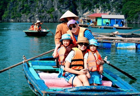 Các thành viên trong gia đình Thúy Hằng và Thúy Hạnh đã có một chuyến du lịch hạnh phúc bên nhau.