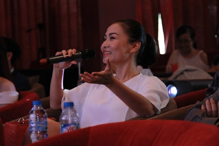 Hương Tràm được Thu Minh giúp giải oan nghi án “độn cằm” - 3 Ca sỹ Thu Minh tới chúc mừng Hương Tràm