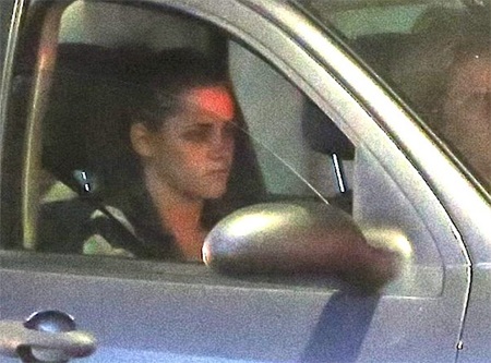 Kristen Stewart buồn bã khi tới nhà bạn gái chơi trong ngày sinh nhật người yêu