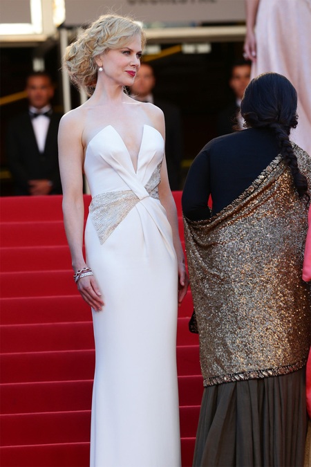 Nữ diễn viên xinh đẹp gây sốc khi giơ “ngón tay thối” trên thảm đỏ LHP Cannes - 12 Uma Thurman cũng rất kiêu sa trên thảm đỏ