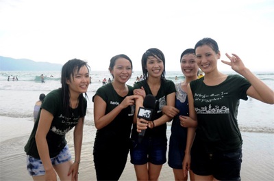 VJ Kaylee và MTV Now “đột kích” biển Đà Nẵng - 2 Và người dẫn chương trình VJ Kaylee đã sẵn sàng với hàng loạt điều bất ngờ cho các fan của mình.