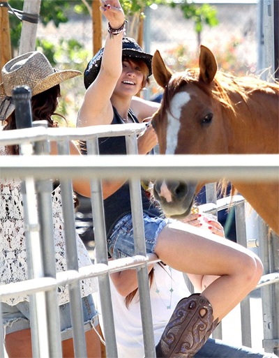 Con gái Vua nhạc Pop ngày càng thân thiết với mẹ đẻ - 5 VN