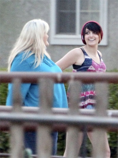 Con gái Vua nhạc Pop ngày càng thân thiết với mẹ đẻ - 8 Paris Jackson rạng rỡ khi ở bên mẹ đẻ