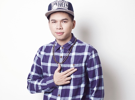 Hoàng Tôn “The Voice” loay hoay chế ngự cảm xúc - 1 Bạn có suy nghĩ và cảm xúc gì trước khi bước lên sân khấu và khi lên sân khấu?