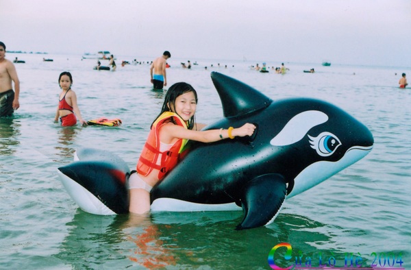 Hé lộ ảnh Hương Tràm ngày bé - 3 Hương Tràm đi tắm biển