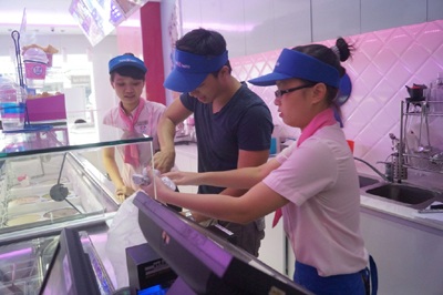 Nghệ sỹ hóa thành người phục vụ - 1 Việt Cường và Thu Trang bất đắc dĩ trở thành những người làm phục vụ