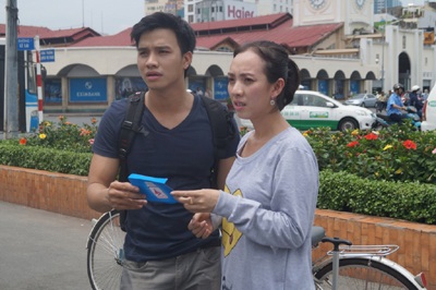 Nghệ sỹ hóa thành người phục vụ - 3 Việt Cường và Thu Trang bất đắc dĩ trở thành những người làm phục vụ