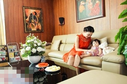 Căn hộ penthouse sang trọng của Trần Thị Quỳnh - 3 Phòng khách nhà hoa hậu gây ấn tượng bởi những bức tranh sơn dầu