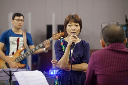 Trần Thu Hà say sưa tập hát - 6 ML