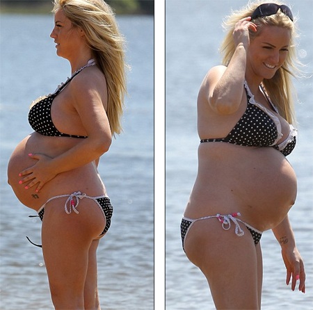 Gần ngày sinh, người đẹp Anh vẫn mặc áo tắm ra biển - 2 VN