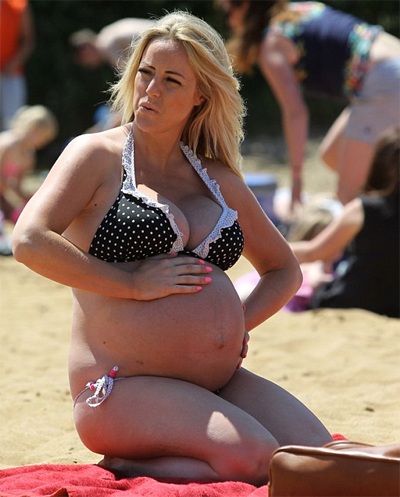 Gần ngày sinh, người đẹp Anh vẫn mặc áo tắm ra biển - 5 VN