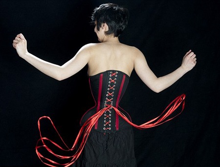 Michele Kobke sở hữu vòng eo 40 cm