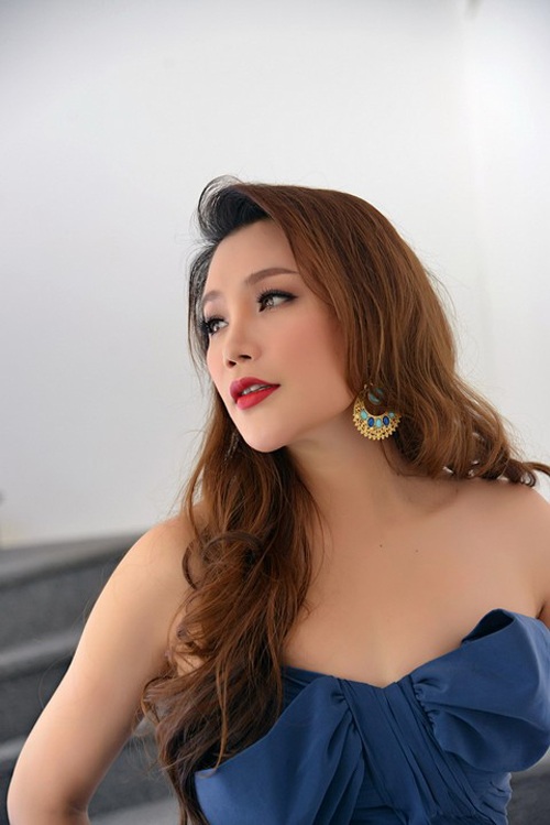 Hồ Quỳnh Hương và nghi án cằm lệch - 3 Tuy nhiên, mới đây, cô xuất hiện với chiếc cằm lồi lõm đáng ngờ