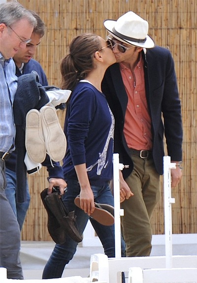 Bắt gặp Ashton Kutcher hôn Mila Kunis - 1 VN