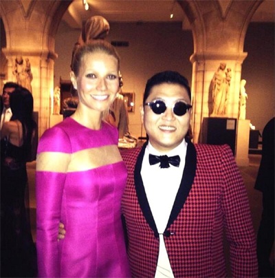 Gwyneth Paltrow không mặc áo lót đi nhận giải thưởng - 9 VN