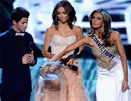 Erin Brady bốc thăm câu hỏi ứng xử