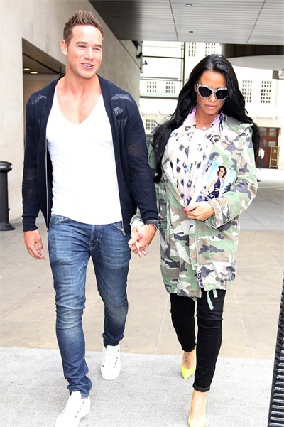 Siêu mẫu ngực bự vất vả khi mang thai lần thứ tư - 2 Jordan và chồng mới