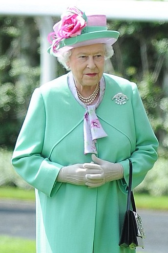 Những "siêu phẩm" mũ tại lễ hội đua ngựa Royal Ascot - 9 Nữ hoàng Anh tham dự ngày hội đua ngựa năm nay