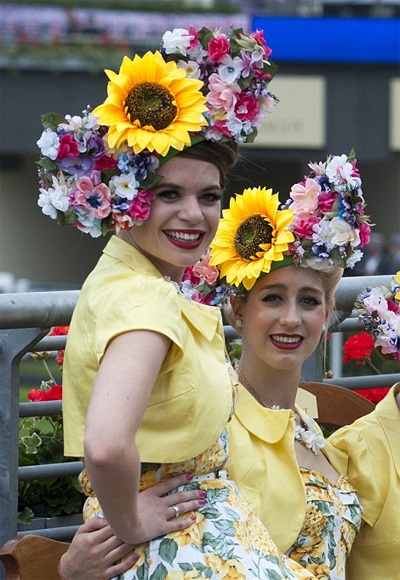 Những "siêu phẩm" mũ tại lễ hội đua ngựa Royal Ascot - 11 Các cô gái trẻ đều quan tâm chú ý tới váy áo của đối thủ