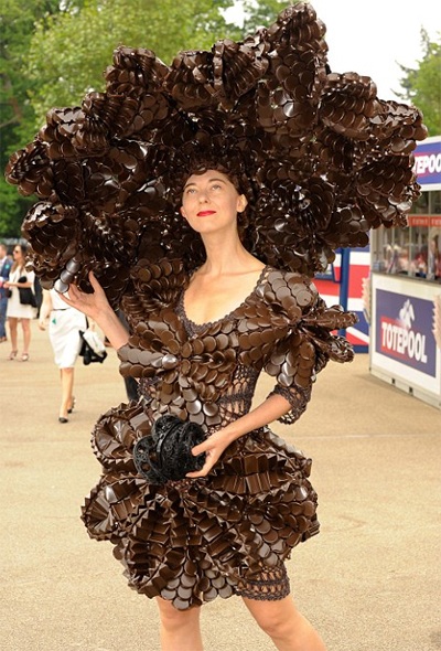 Những "siêu phẩm" mũ tại lễ hội đua ngựa Royal Ascot - 16 Không chỉ mũ ấn tượng mà váy áo cũng khác người