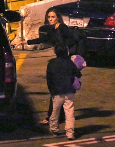 Angelina Jolie và Pax Thiên xuất hiện tại sân bay Los Angeles - 6 VN
