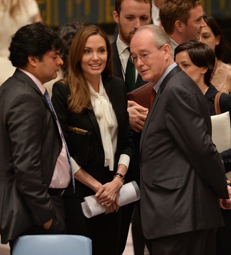 Angelina Jolie và Pax Thiên xuất hiện tại sân bay Los Angeles - 10 VN