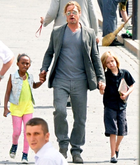 Brad Pitt nắm chặt tay các con trên đường phố Nga - 1 Brad Pitt nắm chặt tay các con trên đường phố Nga
