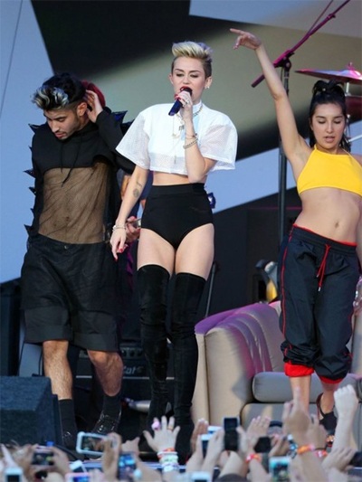 Miley Cyrus ăn mặc táo bạo, biểu diễn khiêu khích - 3 VN