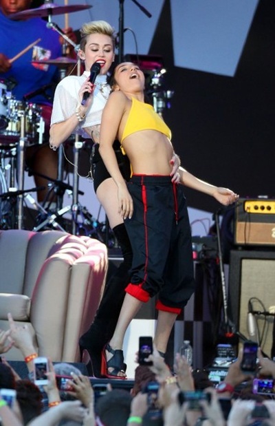 Miley Cyrus ăn mặc táo bạo, biểu diễn khiêu khích - 5 VN