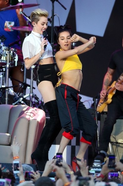 Miley Cyrus ăn mặc táo bạo, biểu diễn khiêu khích - 6 VN
