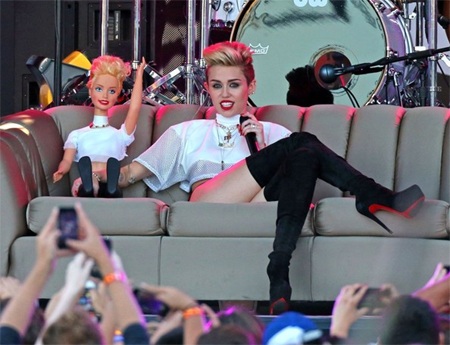 Miley Cyrus ăn mặc táo bạo, biểu diễn khiêu khích - 11 VN