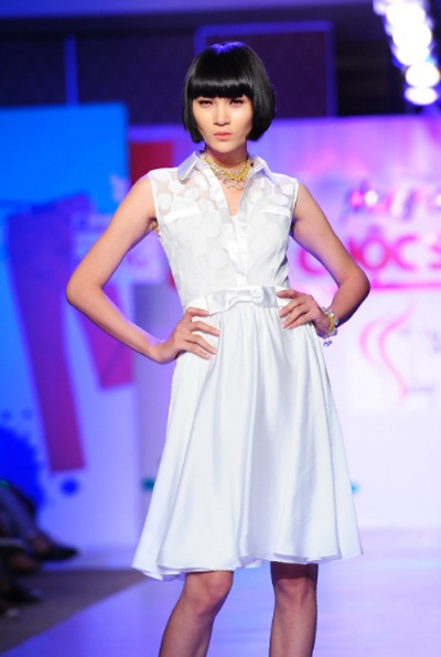 Angela Phương Trinh đeo mặt nạ khỉ... làm người mẫu - 12 Tin: