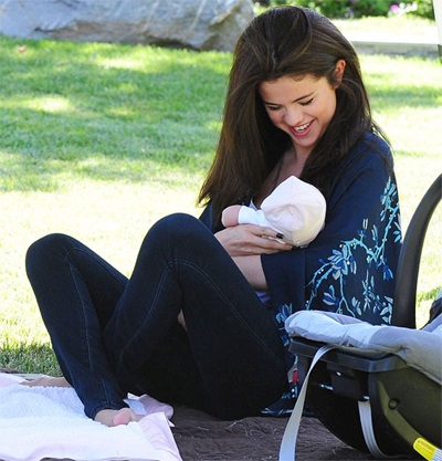 Selena Gomez vui vẻ bên em gái mới chào đời - 1 VN