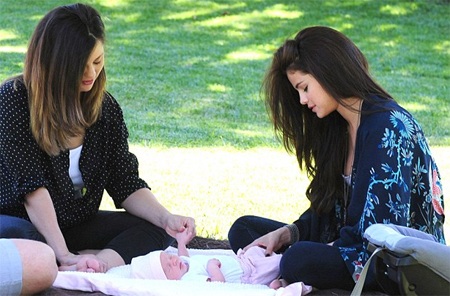 Selena Gomez vui vẻ bên em gái mới chào đời - 2 VN