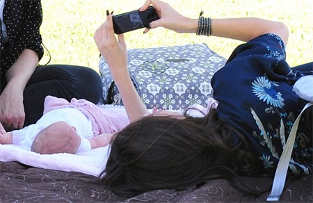 Selena Gomez vui vẻ bên em gái mới chào đời - 6 VN