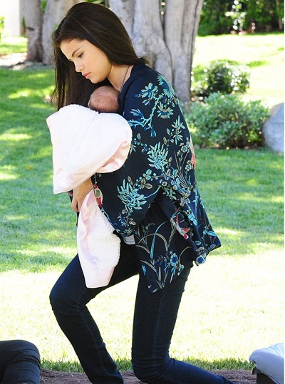 Selena Gomez vui vẻ bên em gái mới chào đời - 7 VN