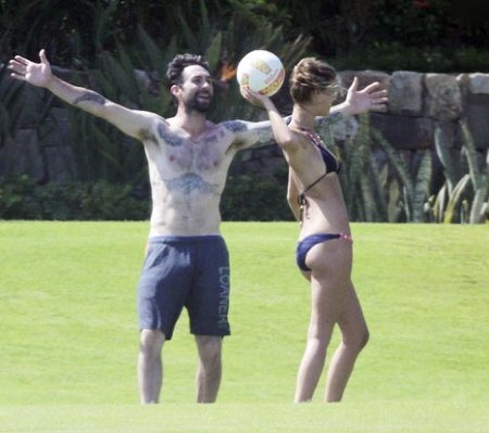 Trưởng nhóm Maroon 5 đi chơi cùng bạn gái sexy - 2 Trưởng nhóm Maroon 5 đi chơi cùng bạn gái sexy