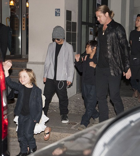 Angelina Jolie đón tuổi 38 tại Đức - 3 VN