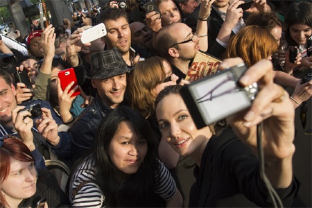 Angelina Jolie đón tuổi 38 tại Đức - 13 VN