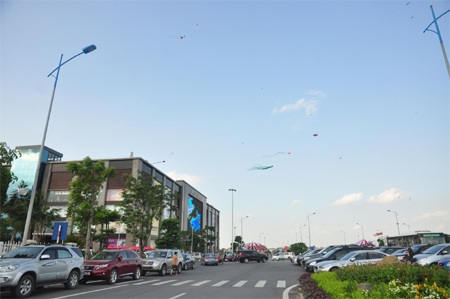 Rực rỡ sắc màu tại Lễ hội thả diều tại Vincom Village - 5 Bầu trời tại Vincom Village dường như rực rỡ hơn với hàng trăm cánh diều đủ màu sắc và kích thước