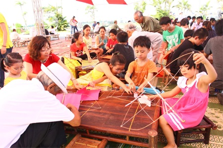 Rực rỡ sắc màu tại Lễ hội thả diều tại Vincom Village - 7 Các em nhỏ mê say học cách làm diều truyền thống