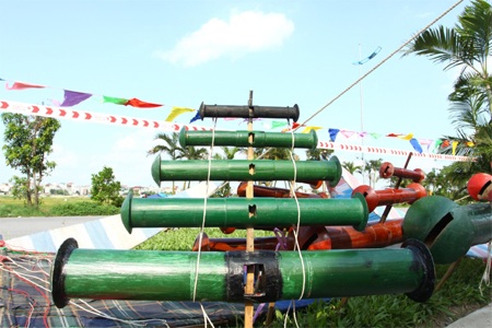 Rực rỡ sắc màu tại Lễ hội thả diều tại Vincom Village - 3 Chiếc diều mang dòng chữ “Vincom Village” đã sẵn sàng bay lên khai mạc cho lễ hội thả diều