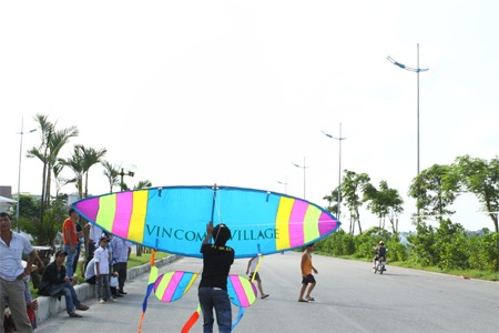 Rực rỡ sắc màu tại Lễ hội thả diều tại Vincom Village - 2 Chiếc diều mang dòng chữ “Vincom Village” đã sẵn sàng bay lên khai mạc cho lễ hội thả diều