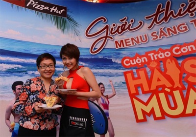“Choáng” với menu hè đột phá tại Pizza Hut - 2 Các khách mời tự tay “thiết kế” chiếc bánh pizza hải sản cho chính mình